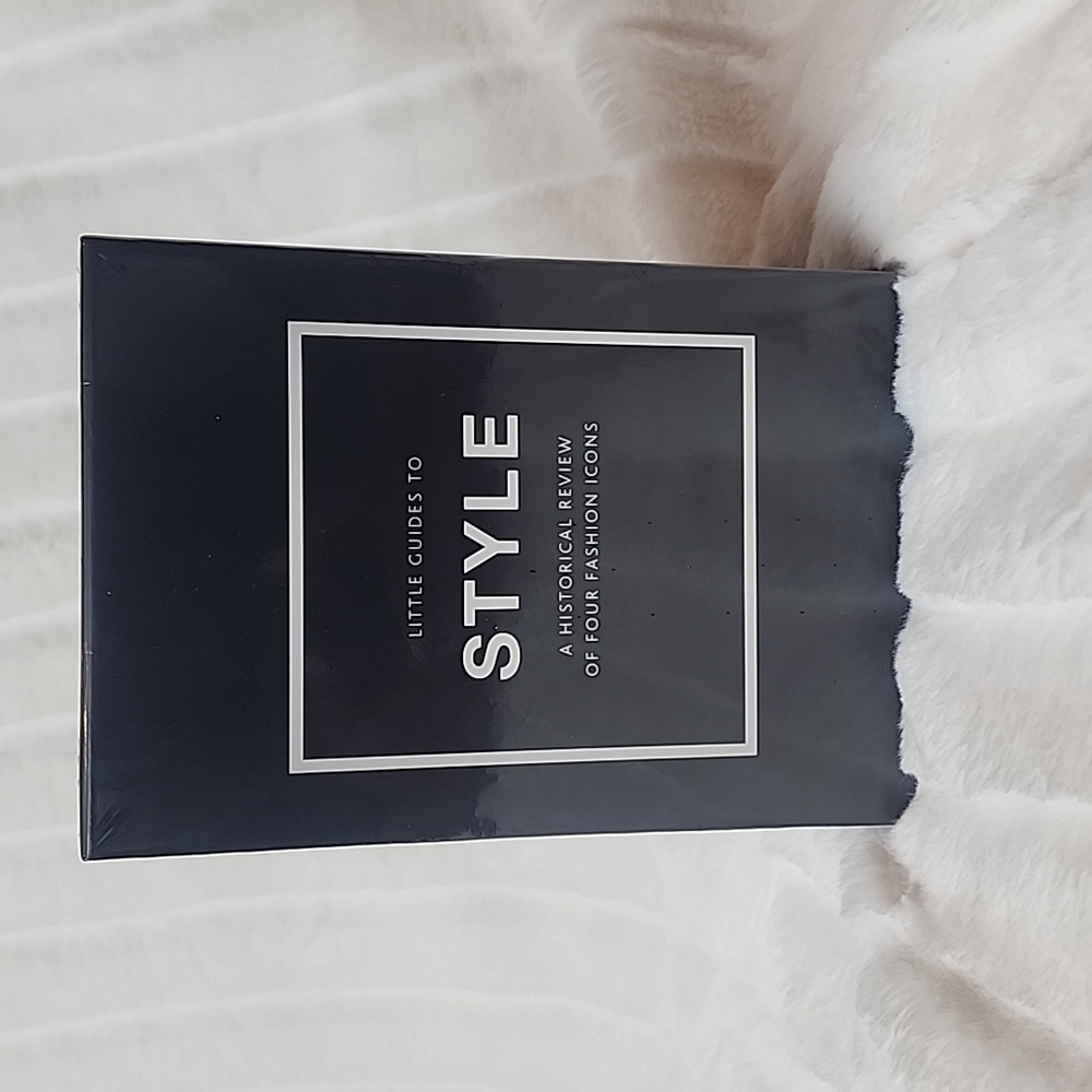 NIB Little Guides to Style